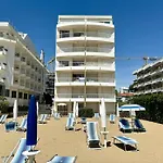 Villa Emy Fronte Mare-Carraro Immobiliare Jesolo-Family Apartments
